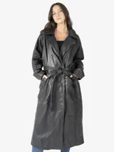 Gabardina larga de cuero negro con doble botonadura, cuello clásico y cinturón ajustable.