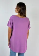 Blusa blanca de mangas cortas con escote en V.