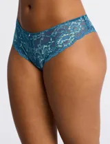 Panty corte brasileño de microtul y encaje celeste.