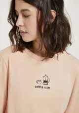Pijama compuesto por una remera de manga larga color rosado con estampa frontal pequeña y un pantalón largo de textura acanalada en tono rosado con cintura elástica y lazo de ajuste.
