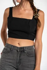 Top negro corto con breteles anchos y escote cuadrado.