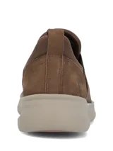 Zapatillas tipo slip on color marrón con inserciones elásticas laterales cruzadas y suela de goma en tono tostado.