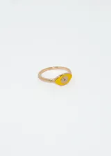 Anillo dorado con dije ovalado de ojo turco amarillo y pupila con strass.