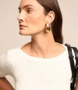 Blusa negra de viscosa con cuello redondo, mangas cortas y textura acanalada. Presenta un recorte oval en la espalda.