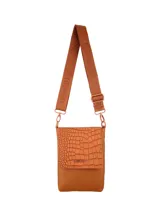 Bandolera Terrano modelo Astrid de color negro, con solapa de textura símil cocodrilo y base lisa. Cuenta con correa ancha regulable con inscripciones de la marca y herrajes metálicos oscuros.