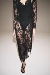 Vestido largo ZARA Woman Collection de encaje negro, con escote en V, manga larga y silueta recta con cierre lateral.