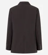 Blazer sastre de corte estructurado y recto, con estampado de rayas de tiza, cuello con solapa y cierre frontal con botones. Confeccionado en tejido con mezcla de poliéster y viscosa.