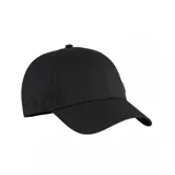 Gorra Puma de estilo clásico con visera curva, confeccionada en tejido resistente de color negro. Presenta un pequeño detalle metálico con el logo de la marca en el panel frontal.
