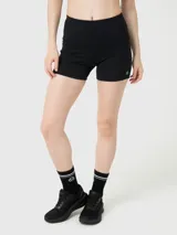 Calza corta deportiva de tiro alto, color negro, con ajuste al cuerpo y bolsillos laterales. Confeccionada en tejido suave con tecnología Aloe Vera y banda de silicona para mayor sujeción.