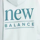 Canguro con capucha New Balance de corte amplio, color celeste pastel, con bolsillo frontal tipo canguro y logo de la marca estampado en el pecho.