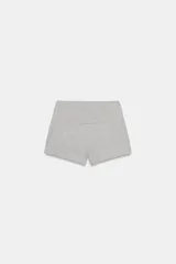 Shorts mini negros de tiro medio con cintura elástica ancha.