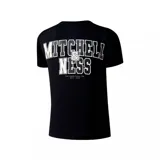Remera negra Mitchell & Ness de manga corta, con cuello redondo, pequeño logo estampado en el pecho y etiqueta decorativa en el dobladillo inferior.