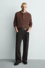 Zapato de cordones estilo trekking para hombre, confeccionado en piel con acabado de serraje color marrón. Presenta enganches metálicos para los cordones, cuello acolchado en color negro y una suela de goma con volumen y efecto moteado.