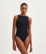 Body negro básico, con cuello halter y sin mangas. Confeccionado en poliamida, modela el cuerpo y tiene forro en el busto.