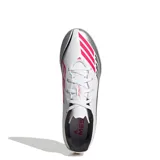 Championes de fútbol Adidas F50 Messi Club TF, diseñados para canchas sintéticas. Presentan un exterior sintético en color blanco con detalles en plateado, negro y rosa, incluyendo el logo de Messi en el lateral y las icónicas tres tiras de la marca. Su suela Turf cuenta con múltiples tapones cortos para una tracción superior.