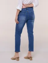 Jean slim skinny de tiro medio en denim azul con proceso de lavado, calce ajustado y largo al tobillo. Cuenta con pretina con presillas, bolsillos delanteros y traseros, y acceso frontal con botón y cierre.