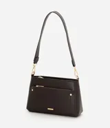 Cartera bandolera de estructura firme en color negro, confeccionada en poliuretano. Cuenta con cierre principal superior, bolsillo frontal con cierre, herrajes metálicos dorados y correa larga ajustable y desmontable.