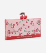 Gorro de satén antifrizz de la marca Alchemia, color rosado con estampado de cerezas rojas. Viene en una caja con diseño a juego.