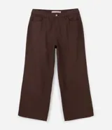 Pantalón wide leg de sarga color marrón, con cintura estructurada, cierre frontal con botón y cremallera, y bolsillos funcionales.