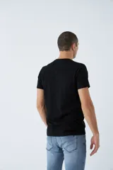 Remera básica de algodón color negro, con escote en V, manga corta y logo bordado en el pecho.