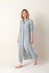 Camisola larga color lila de lino con cuello camisero y mangas largas.