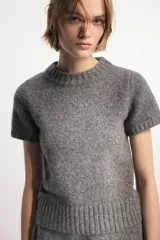 Jersey de punto de lana con cuello redondo, manga corta y terminaciones en rib.