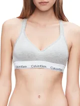 Bralette deportivo Calvin Klein color gris melange, confeccionado en algodón modal, con copas sin costuras con relleno y tiras cruzadas en la espalda. Banda inferior elástica blanca con logo Calvin Klein.
