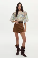 Blusa de algodón y seda con diseño estampado floreado, cuello mao, mangas anchas y detalles de mini volados y bordados en el pecho.