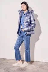 Campera puffer negra con acabado brillante, diseño acolchado, capucha integrada y cierre frontal con botones a presión.