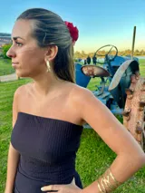 Brazalete dorado con diseño calado y forma irregular.