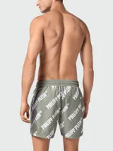 Short de baño verde con estampado del logo de la marca en color blanco.