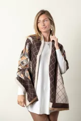 Pashmina rectangular grande color negro con estampado de rombos y hojas color marrón.