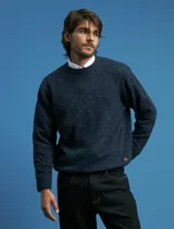 Sweater de punto con cuello redondo y mangas largas, confeccionado en tejido moteado de textura jaspeada.