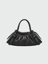 Cartera satchel pequeña de cuero negro con diseño fruncido en la parte superior, doble asa de mano y correa ajustable para llevar al hombro o cruzada. Incluye cierre metálico frontal con logo grabado.