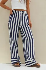 Pantalón largo de corte ancho, con diseño de rayas verticales en azul marino y blanco. Cuenta con cintura elástica fruncida y cordón ajustable blanco.
