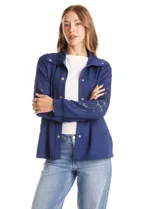 Campera liviana de modal con cuello solapa y cierre frontal mediante broches metálicos. Presenta mangas largas con detalles de bordado floral calado y puños en rib, además de bolsillos laterales funcionales.