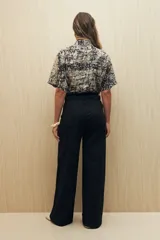 Jean ancho de tiro alto, color negro, con pierna amplia.