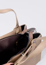Cartera color beige de cuero sintético, con doble asa corta y correa larga extraíble con estampado de letras en dorado.