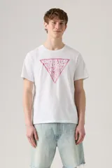 Remera blanca de algodón con estampado triangular en el frente con texto en color rosado.