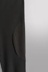 Pantalón de entrenamiento slim fit Zara Athleticz color negro, confeccionado en tejido técnico ligero y elástico con estructura combinada a contraste. Cuenta con cintura elástica ajustable con cordón, bolsillos frontales y trasero con cierre de cremallera, y bajo ajustable con cremallera en los laterales.