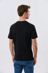Remera básica azul marino de manga corta, con escote en V, calce cómodo y detalle de logo bordado en el pecho.
