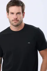 Remera lisa de manga corta y cuello redondo, color gris oscuro, de calce cómodo con pequeño logo bordado en el pecho.