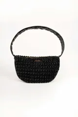 Cartera Daniel Cassin modelo Tod de tipo hobo, color negro con textura tejida y manija redondeada acolchada.
