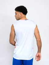 Musculosa de entrenamiento sin mangas, con estampado geométrico en tonos blanco, azul y rojo. Incluye el escudo del Club Nacional de Football en el pecho.