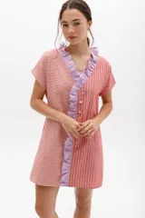 Vestido corto a rayas rojas y blancas, con escote cruzado con volados color lila y botones decorativos.