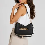 Cartera Guess modelo Celestia de color negro, confeccionada en símil cuero con diseño acolchado y grabado de la marca. Presenta herrajes dorados, detalle de cadena metálica en la correa superior y un detalle decorativo con el nombre de la marca en el frente. Cuenta con cierre superior y correa ajustable y desmontable.