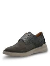 Zapato estilo oxford con cordones de cinta, confeccionado en una combinación de gamuza y cuero con detalles perforados tipo brogue. Presenta una suela de plataforma plana en color gris claro.