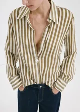 Camisa de lyocell semitransparente con estampado de rayas en tonos verde militar y blanco, cuello camisero, manga larga con puños abotonados y cierre frontal de botones.