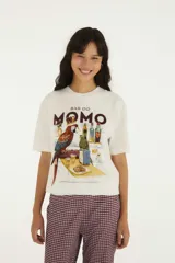 Remera Farm de algodón color blanco, con cuello redondo, mangas cortas y estampa frontal ilustrada con loros, botellas y la inscripción 'Bar Do Momo'.