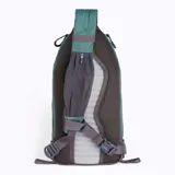Mochila tipo morral de un solo hombro Merrell, con capacidad de 8 litros. Diseño en color verde azulado con detalles en gris, panel trasero de espuma EVA, correas ajustables para uso ambidiestro y compartimento principal con cierre lateral.